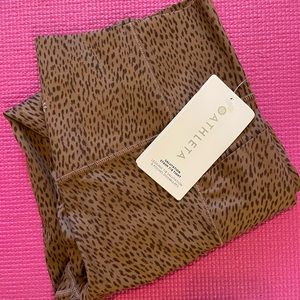 Athleta women’s salutation stash 7/8 tight in leopard NWT size L